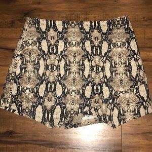 SKORT- Snake Skin.